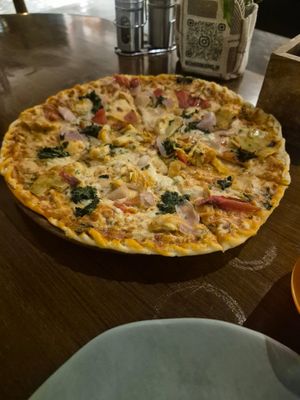 Artichoke pizza at Greenr Cafe in Mumbai