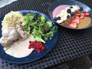 Acai bowl and farsbullar at Kafe Agnez in Malmo