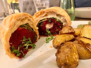 Duke of Wellington -
Beet Wellington with beetroot, nuts, mushrooms, rosemary stewed potatoes, hollandaise
& asparagus at LammButtRind in Alt Duvenstedt