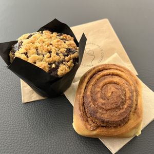 Dark chocolate + peanut butter muffin and cinnamon roll #Veganuary at Surry Hills Coffee in Mallorca