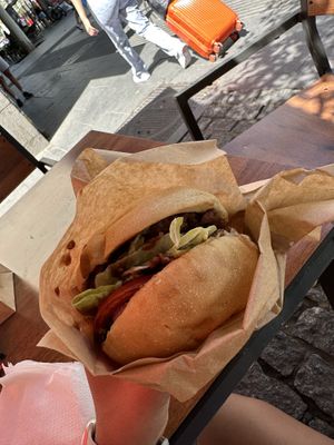 Hamburguesa beyond meat  at Wrapipans Bar in Madrid