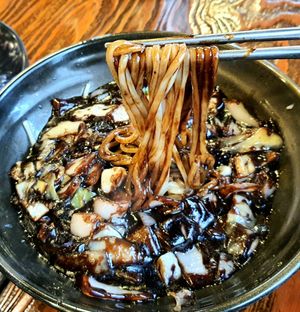 vegan Jjajangmyeon - close-up of noodles at Haeolbin Deopbap - 하얼빈덮밥 in Seoul