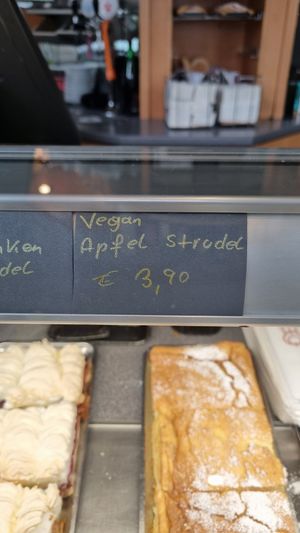 Vegan Apple Strudel at Cafe Konditorei Oberdöbling in Vienna