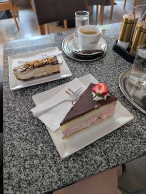 Erdbeertorte und Snickersschnitte at Cafe Konditorei Oberdöbling in Vienna