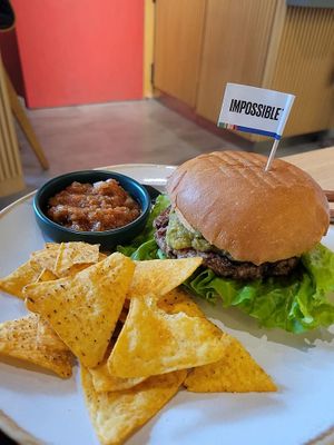Mexican burger with nachos 墨西哥漢堡 跟 粟米片 (Photo by Erica Lai) at Peace Beast in Hong Kong Island
