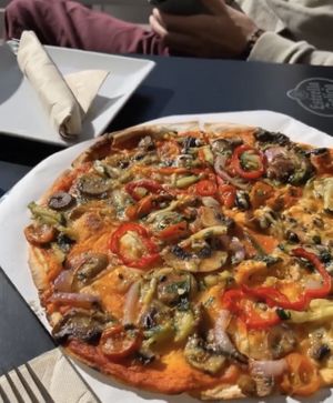 Pizza vegana con algo de queso vegano at Galp in Medina Del Campo