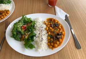 Rice with chickpeas and salad   at Nandala in Cuenca