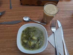 Sopa de nabo y jugo de avena y naranjilla at Nandala in Cuenca