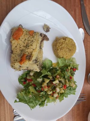 Pastel de lenteja y papas, ensalada y quinoa at Nandala in Cuenca