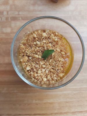 Postre de maracuya con almendra troceada at Nandala in Cuenca