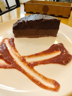 Chocolate cake w (bitter)chocolate sauce & strawberry jam at Nandala in Cuenca