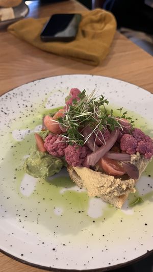 avocado humus toast (ohne ei!!)  at Café Zehnsiebzig in Vienna
