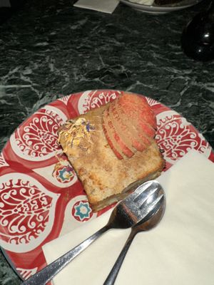 warmer Apfelkuchen  at Café Zehnsiebzig in Vienna