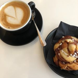 Cappucino with oat milk and a vegan kanelbullar at CoffeePirates in Vienna