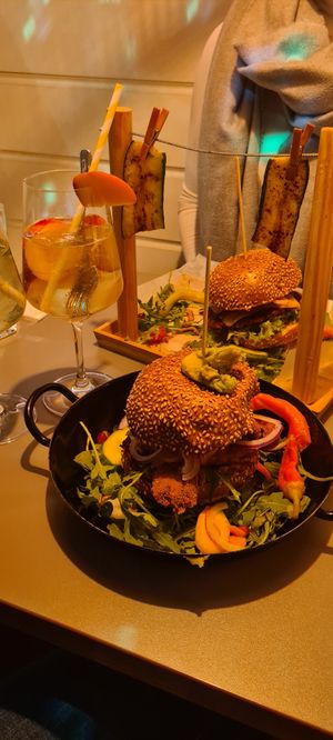 Crispy mushroom und cheeseburger at Hank & Frank in Vienna