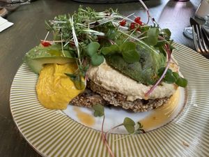 Avocadobrot mit Hummus  at Ponykarussell in Vienna