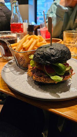 Kürbis Burger mit Pommes at Zuckergoscherl in Vienna