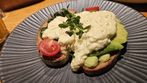 Brot mit Spinat und Avocado (und Sauce Hollondaise) at Zuckergoscherl in Vienna