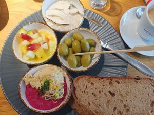 "1001 Nacht" Frühstück mit Humus, Oliven, Brot, Kompott u Porridge at Zuckergoscherl in Vienna