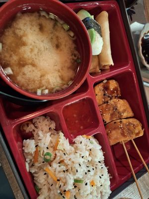 Bento Box (rollitos, tofu, sopa de miso y arroz frito sin huevo) at Tako-San in Mallorca
