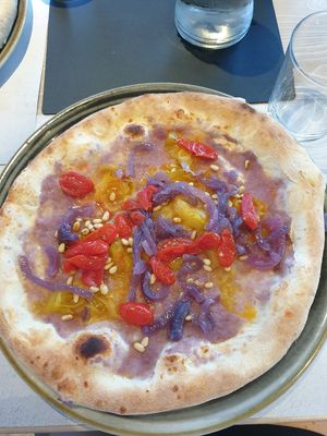 Pizza improvvisata, crema di cipolla di tropea, pomodorini gialli e rossi con altra cipolla di tropea e pinoli tostati at Lieviti-amo in Chioggia