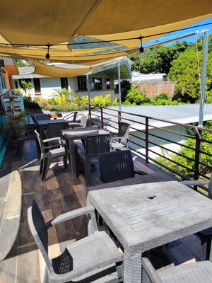 Outside patio seating at El Veggie SV Escalón in San Salvador