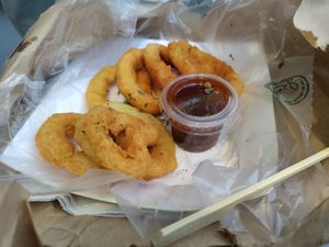 Onion rings with BBQ sauce at El Veggie SV Escalón in San Salvador