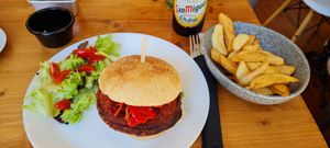 Lady burguesa with fries at Buen Ayre in Mallorca