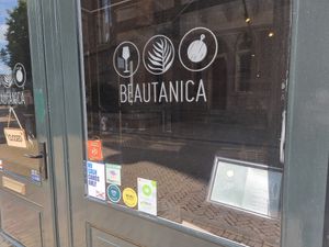 Entrance - happy cow sticker at Beautanica in Zwolle