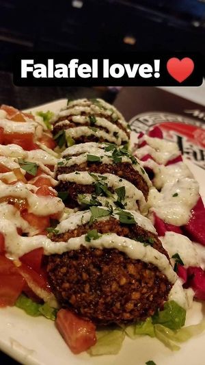 Falafel con ajo y hummus at Habibi's in San Salvador