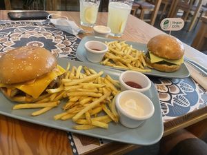 links: forestburger 🤤  at Alternative Burger in Porto