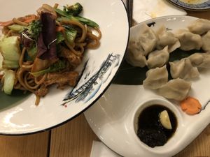Vegane Teigtaschen & vegane gebratene Nudeln at laolao in Vienna