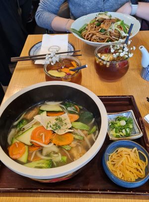 Shu Cai Tang - Nudelsuppe (vorne) 
Shu Cai - gebratene Nudeln (hinten) at laolao in Vienna