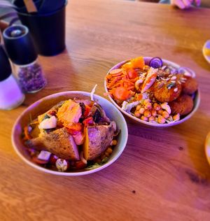 Ofenkartoffel & Falafelbowl at Vibes in Essen