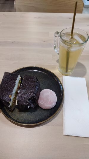Veganes Onigirazu und red bean mochi at Otakafé in Liege