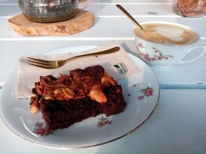 Latte (cappuccino), en vegan pinda brownies at Wolf Coffee in Lommel