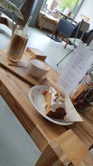 Iced latte met havermelk & salted caramel siroop, latte macchiato met havermelk (is eigenlijk een cappuccino), carrot cake at Wolf Coffee in Lommel