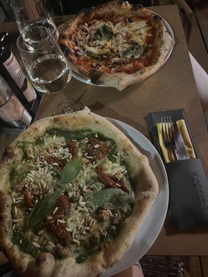 Margerita (mit Pilzen und Zwiebeln extra) oben und Portobello unten  at Bella Compagnia in Vienna