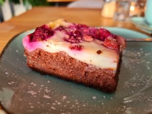 Vegan Cheesecake Brownie at Hygge in Esslingen