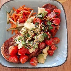 Avocadobrot mit sehr leckerem Aufstrich at Hygge in Esslingen