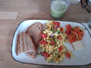 Scrambled tofu and Matcha Latte with oatmilk at Hygge in Esslingen