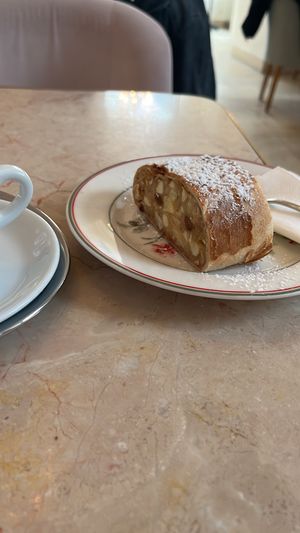 Apfelstrudel en wiener melange  at Vanillas Wien in Vienna
