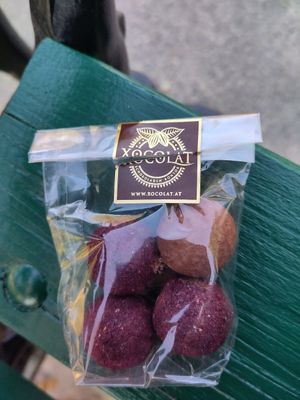 Auf die Empfehlung der Verkäuferin : Brombeere sowie Schokoladenmouse 😍😍😍😍 at Xocolat in Vienna
