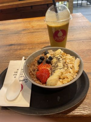 Slim Jim (Juice) and Banana & Cocoa Porridge  at Juice Factory in Vienna