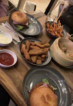 (Die Aubergine-Fries (in der Mitte) sind vegetarisch)  at Lennox in Rapperswil-jona