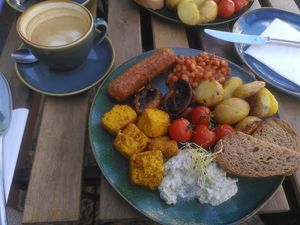 Oatmilk Cappuccino and full English Breakfast at Ubuntu in Leipzig