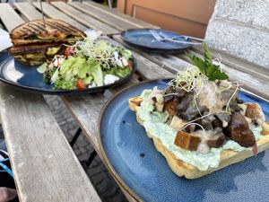 Es gibt ein paar Sitze draußen. Vorne ist die herzhafte Waffel, hinten das Melted Cheese Sandwich   at Ubuntu in Leipzig