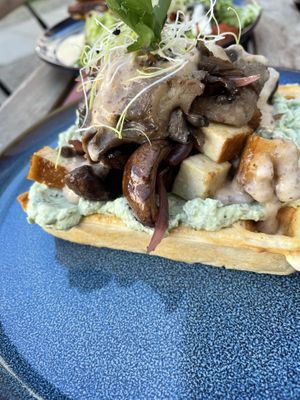 Herzhafte Dinkel Waffel mit Räuchertofu, Pilzen, und Avocadocreme  at Ubuntu in Leipzig