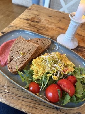 Vegan scrambled tofu egg breakfast   at Botanista Café Club in Munich
