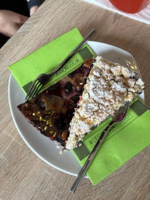 cassis-feigen-tarte (links), beerenstreusel  at Der Süsse Löwer in Seligenstadt